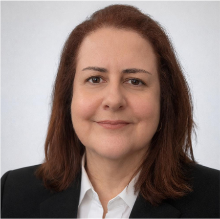 Profa. Débora de Hollanda Souza.jpg retrato de Débora, uma mulher branca de pele clara. Ela está centralizada na foto, olhando diretamente para a câmera com uma expressão amigável e um sorriso discreto.